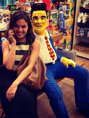 Isis Valverde publica foto ao lado de boneco de <i>Lego</i>