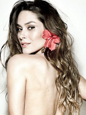 Fernanda Machado divulga foto sensual sem sutiã