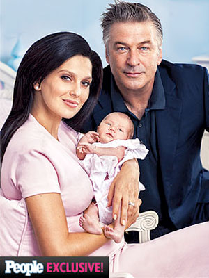 Alec Baldwin e Hilária apresentam a filha Carmen Gabriela