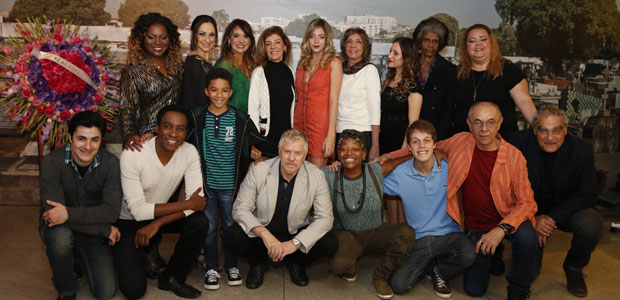 Elenco de <i>Pé na Cova</i> se reúne em coletiva de imprensa
