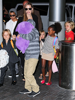 Angelina Jolie embarca com os seis filhos em aeroporto