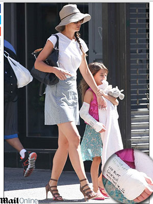 Suri Cruise circula com a mãe e exibe braço engessado, veja aqui!