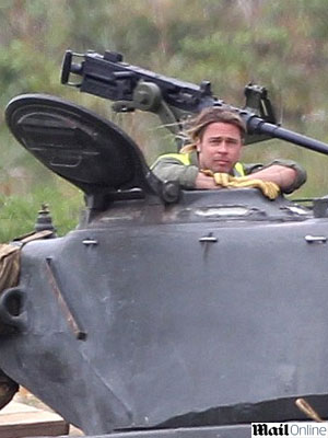 Brad Pitt aprende a pilotar tanque de guerra. Entenda!