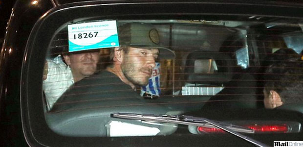 David Beckham é flagrado deixando boate sem a esposa