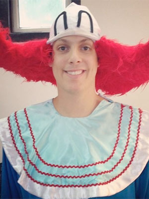 Fábio Porchat se caracteriza de Palhaço <i>Bozo</i>