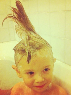Adriane Galisteu posta foto do filho de moicano