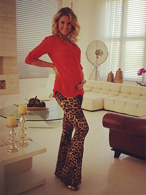 Ana Hickmann mostra barriga de grávida em foto e diz : <i>- Alexandre querendo aparecer</i>