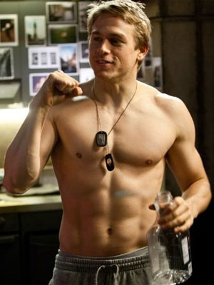 - <i>Existe uma química palpável entre nós</i>, diz Charlie Hunnam sobre a colega em <i>50 Tons de Cinza</i>