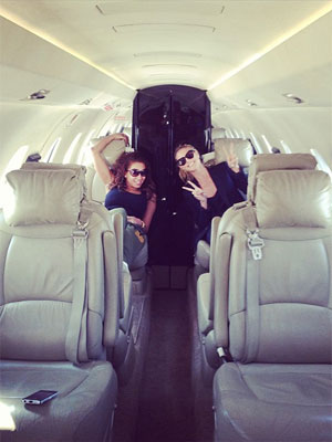 Heidi Klum e Mel C postam foto sozinhas em um avião, veja aqui!