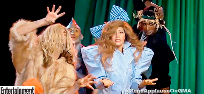 Lady Gaga se apresenta com roupas de personagens de <i>O Mágico de Oz</i>