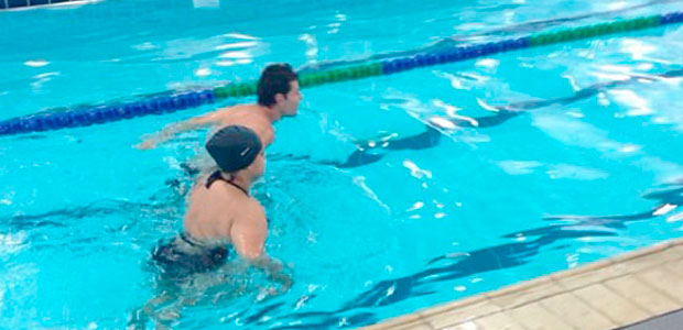 Preta Gil posta foto treinando na piscina