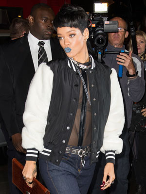 Com blusa transparente e batom azul, Rihanna divulga sua nova linha de roupas