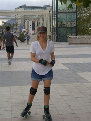 Shakira anda de patins e posta foto, veja aqui!