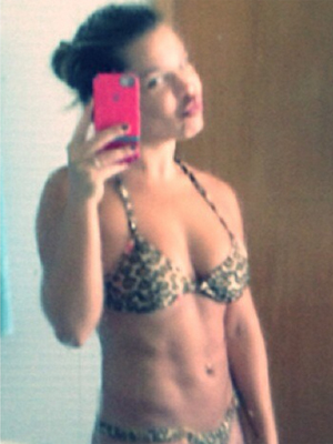 Fernanda Souza exibe corpo sarado em rede social