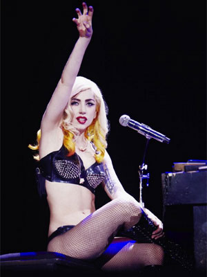 - <i>Ela canta enquanto dá banho em meus filhos</i>, afirma Elton John sobre Lady Gaga