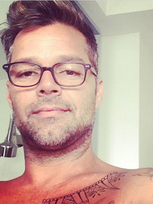 Ricky Martin mostra cabelo grisalhos em foto