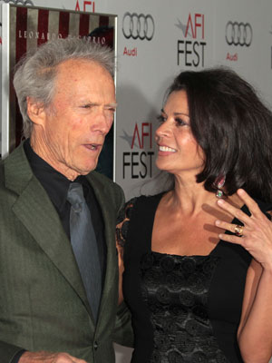 Dina pede oficialmente o divórcio de Clint Eastwood
