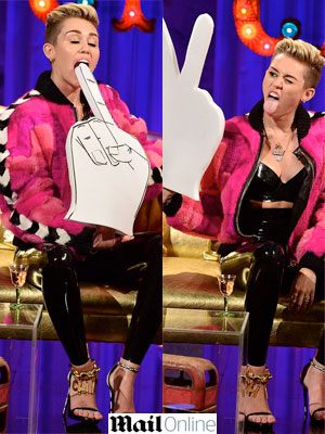 Miley Cyrus fez nova apresentação sensual com os dedos de espuma