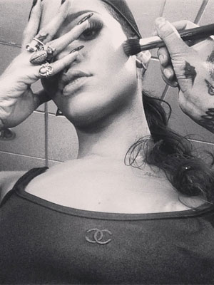 Rihanna usa unhas longuíssimas enquanto se maquia, veja!
