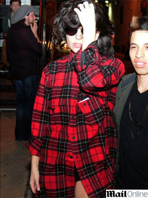 Lady Gaga usa camisão e esquece as calças, veja aqui!