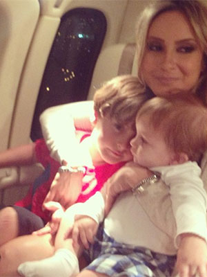 Claudia Leitte leva os dois filhos no colo em avião