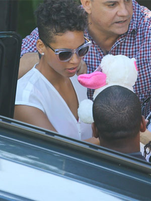 Alicia Keys deixa hotel e atende os fãs