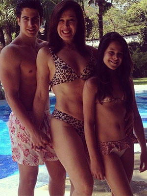 Claudia Raia posa de biquíni com os filhos, Enzo e Sophia