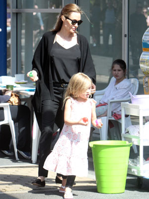 Sem sutiã, Angelina Jolie passeia com os filhos, veja a foto!