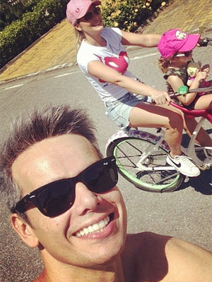 Otaviano Costa posta foto andando de bicicleta com a família