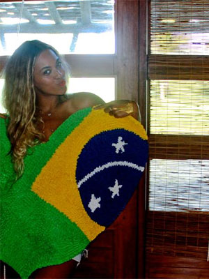 Aparentando estar <i>topless</i>, Beyoncé declara seu amor pelo Brasil