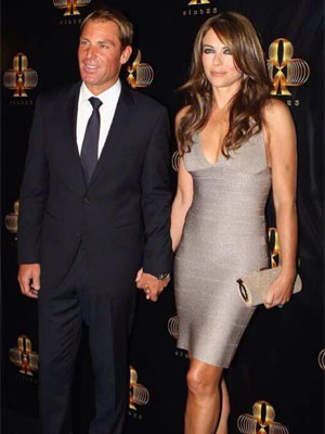 Elizabeth Hurley enfrenta crise no relacionamento