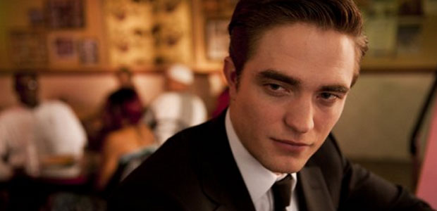 Robert Pattinson curte a noite com amiga e deixa festa de madrugada
