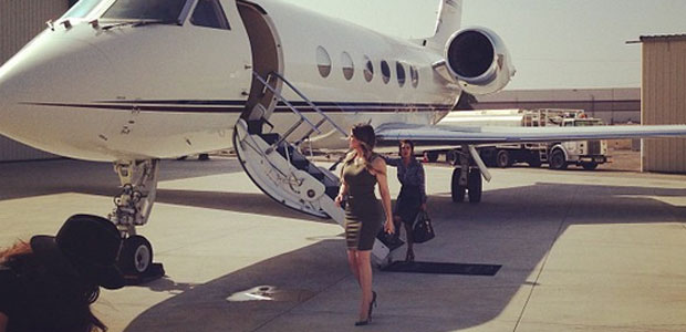 Khloé Kardashian faz viagem de negócios em meio a crise no casamento