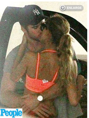 Veja Liam Hemsworth trocando beijo com atriz mexicana!