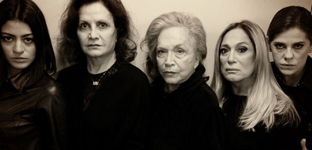 Bárbara Paz posa para foto com atrizes de <i>Amor à Vida</i> de luto pelo Brasil