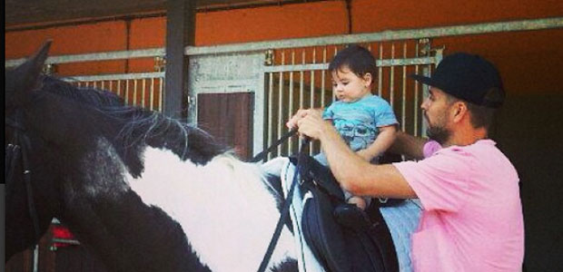Gerard Piqué leva o filho para andar à cavalo