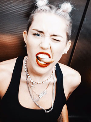 -<i> Tenho que fazer algo, já está ficando velho</i>, afirma Miley Cyrus sobre mostra a língua