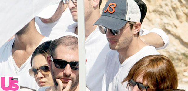 Mila Kunis e Ashton Kutcher foram juntos ao funeral de líder religioso