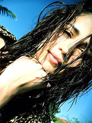 Com cabelos molhados, Nanda Costa sensualiza em foto do <i>Instagram<i>