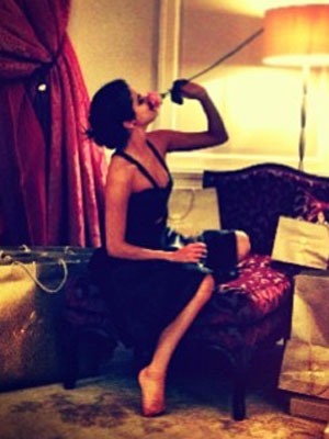 Sensual, Selena Gomez posta foto com uma rosa no <i>Instagram</i>