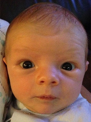 Fergie publica foto do filho com os olhos abertos, veja!