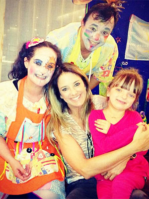 Ticiane Pinheiro leva Rafinha Justus ao teatro, veja a foto!