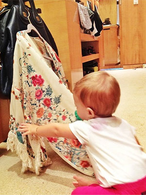Filha de Gisele Bündchen ajuda a mãe a fazer as malas