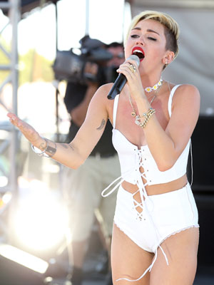 Miley Cyrus chora durante apresentação em Las Vegas