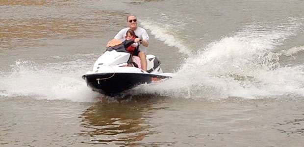 Rafaella e Roberto Justus andam de <i>jet ski</i>