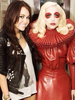<i>Não deixe seus filhos com Lady Gaga</i>, escreve a cantora em foto com Miley Cyrus