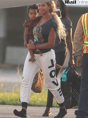 Beyoncé embarca em jatinho com meias e sem sapato