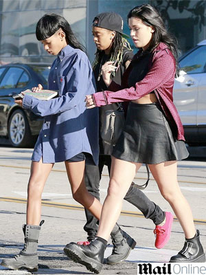 Willow Smith é clicada com roupa despojada