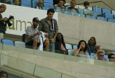 John Mayer assiste a jogo de futebol em estádio no Rio de Janeiro