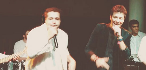 Rodrigo Faro e Tiago Abravanel cantam juntos durante festa